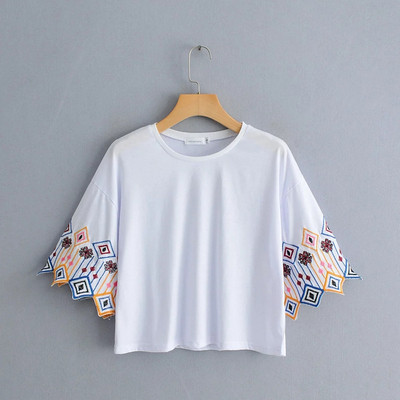 Bluză de damă cu broderie pe mâneci de culoare albă