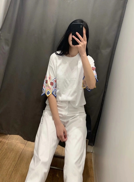 Bluză de damă cu broderie pe mâneci de culoare albă