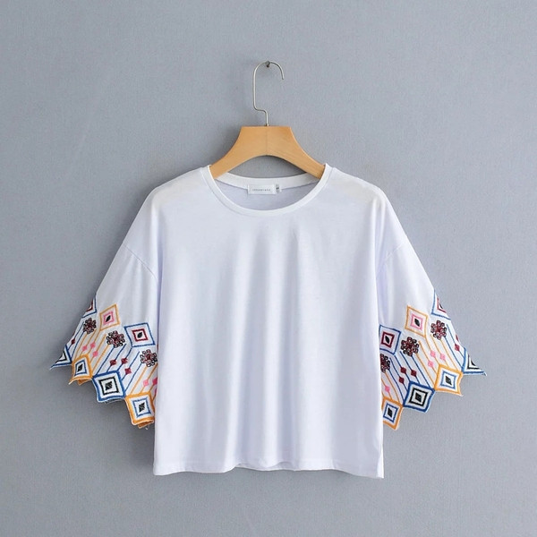 Bluză de damă cu broderie pe mâneci de culoare albă