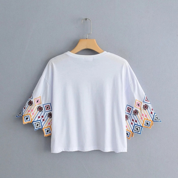 Bluză de damă cu broderie pe mâneci de culoare albă