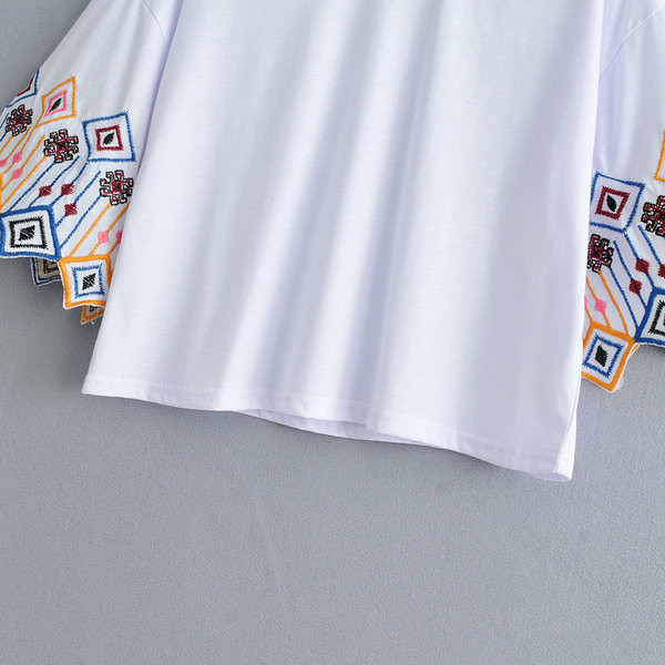 Bluză de damă cu broderie pe mâneci de culoare albă