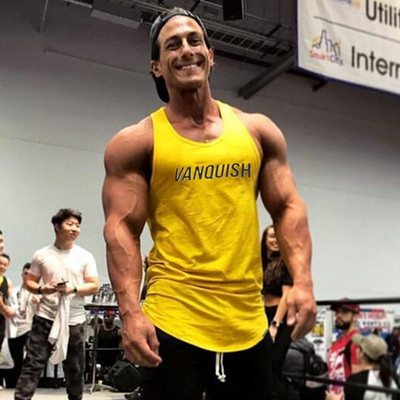 Különböző színekben, felirattal ellátott sport férfi felső