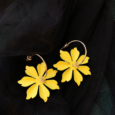 Női virág alakú fülbevaló négy színben