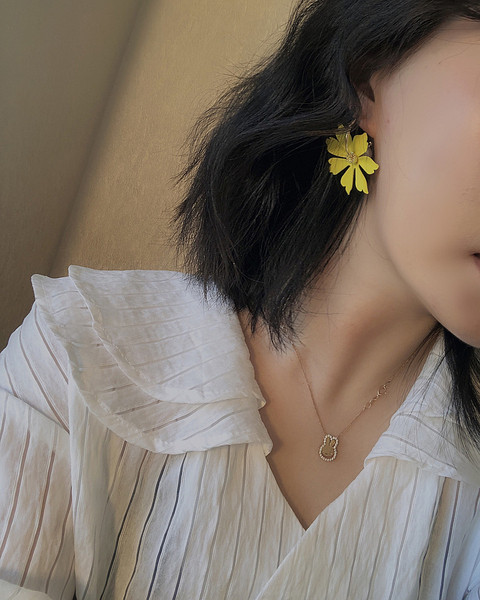 Női virág alakú fülbevaló négy színben