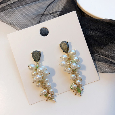 Stílusos női fülbevaló három színben gyöngyökkel