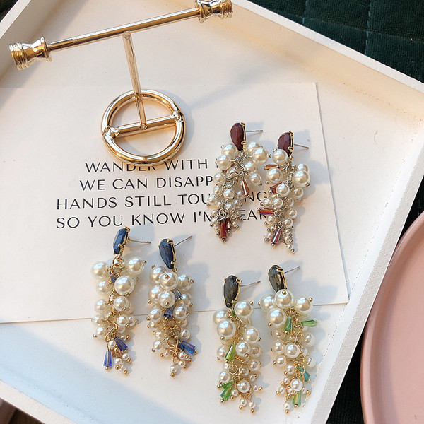 Stílusos női fülbevaló három színben gyöngyökkel