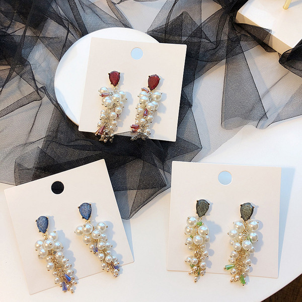 Stílusos női fülbevaló három színben gyöngyökkel