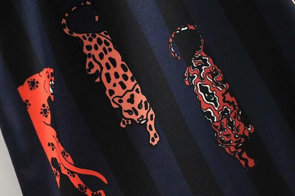 Γυναικεία ολόσωμη φόρμα  με V - ντεκολτέ και εκτύπωση