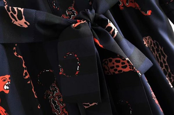 Γυναικεία ολόσωμη φόρμα  με V - ντεκολτέ και εκτύπωση