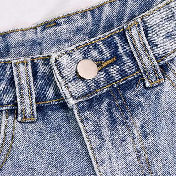 Lezser női rövidnadrág szakadt motívumokkal, kék színben