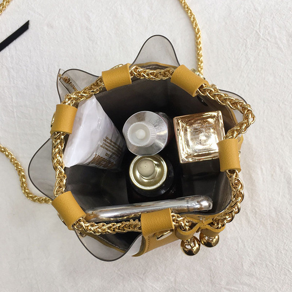 Fém díszítéssel ellátott női táska több színben