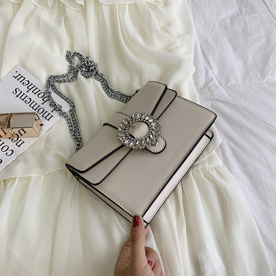 Stílusos kézitáska csattal és díszítő kövekkel