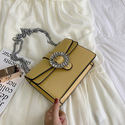 Stílusos kézitáska csattal és díszítő kövekkel