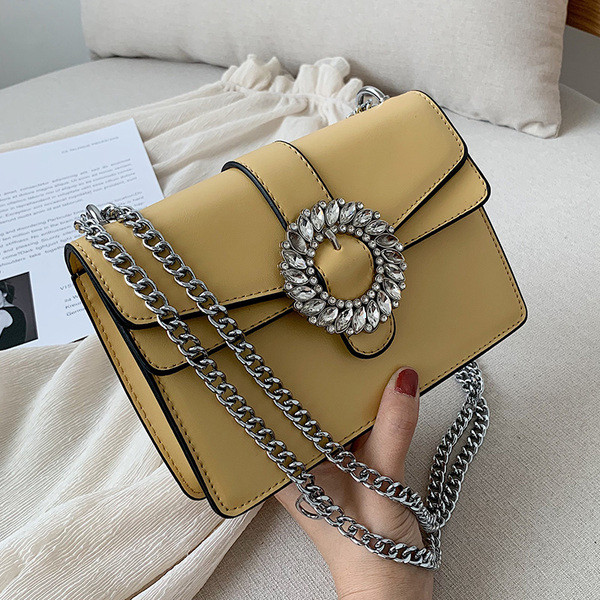 Stílusos kézitáska csattal és díszítő kövekkel