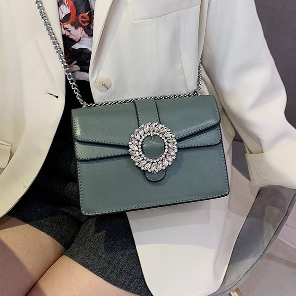 Stílusos kézitáska csattal és díszítő kövekkel