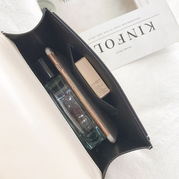 Stílusos kézitáska csattal és díszítő kövekkel