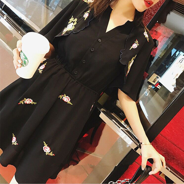 Stílusos női ruha fekete hímzéssel