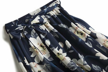 Kék színű, virágmintás széles női szoknya