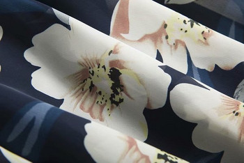 Kék színű, virágmintás széles női szoknya