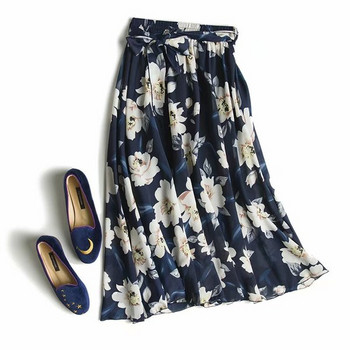 Kék színű, virágmintás széles női szoknya