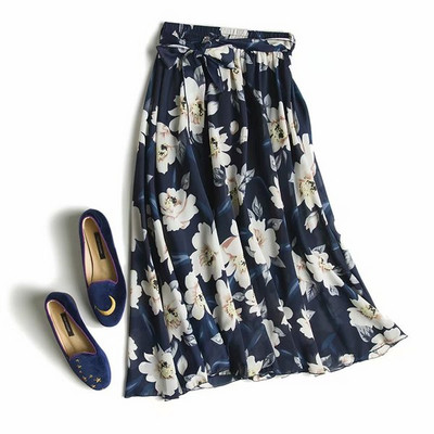Kék színű, virágmintás széles női szoknya