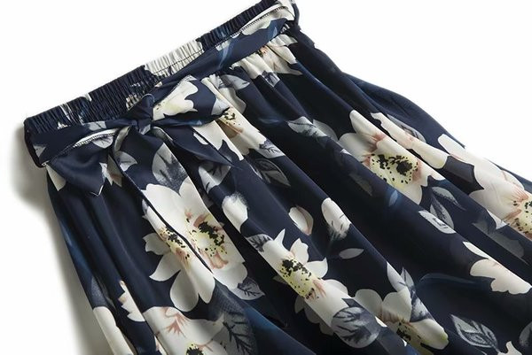 Kék színű, virágmintás széles női szoknya