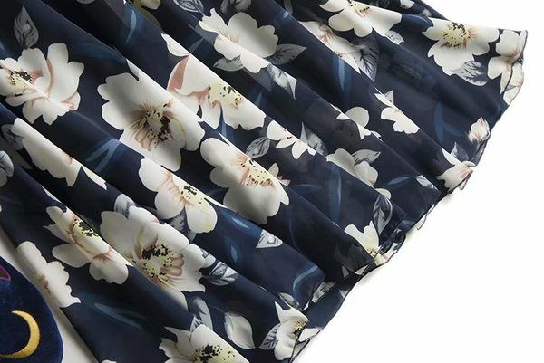 Kék színű, virágmintás széles női szoknya