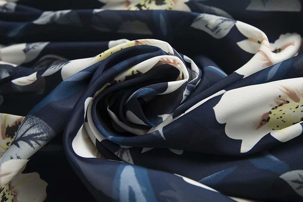 Kék színű, virágmintás széles női szoknya