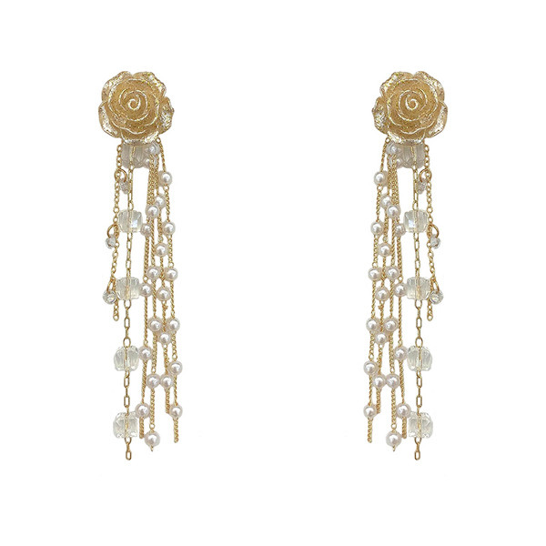 Arany színű női fülbevaló gyöngyökkel és gyöngyökkel