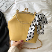 Geanta de dama moderna cu inchidere metalica si esarfa decorativa