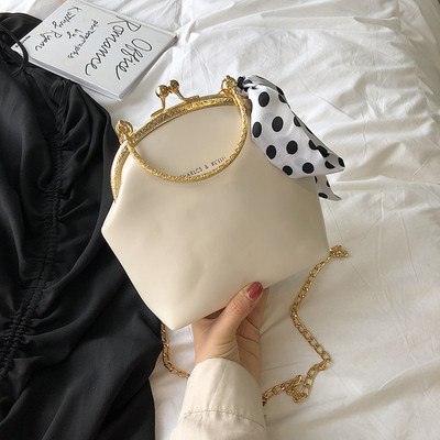 Geanta de dama moderna cu inchidere metalica si esarfa decorativa