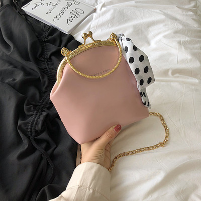 Geanta de dama moderna cu inchidere metalica si esarfa decorativa