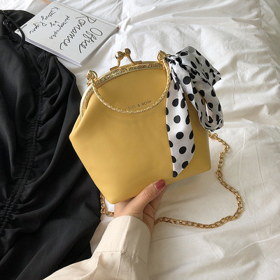 Geanta de dama moderna cu inchidere metalica si esarfa decorativa