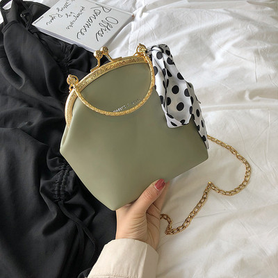 Geanta de dama moderna cu inchidere metalica si esarfa decorativa