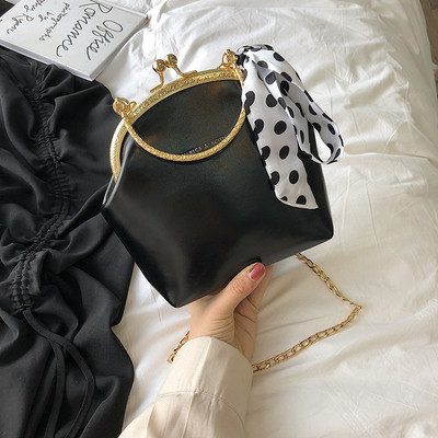 Geanta de dama moderna cu inchidere metalica si esarfa decorativa