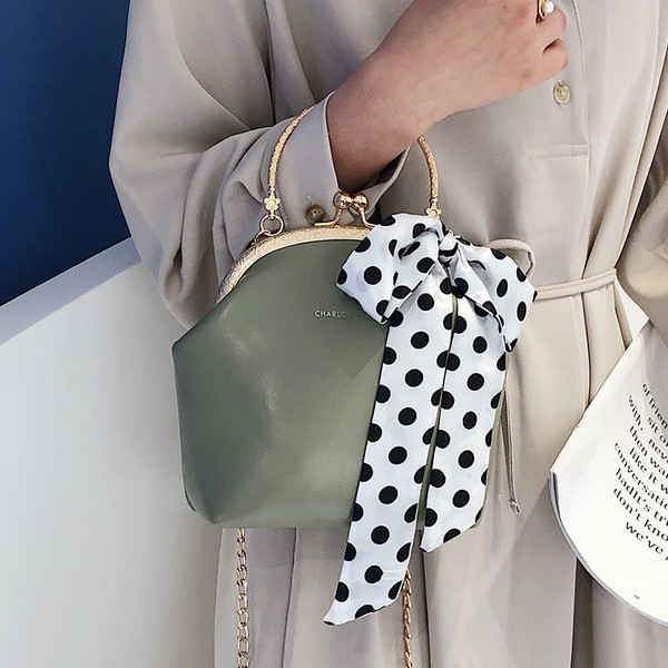 Geanta de dama moderna cu inchidere metalica si esarfa decorativa