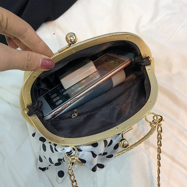 Geanta de dama moderna cu inchidere metalica si esarfa decorativa