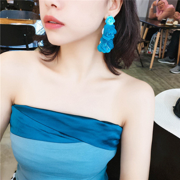 Stílusos női fülbevaló kék színben gyöngyökkel