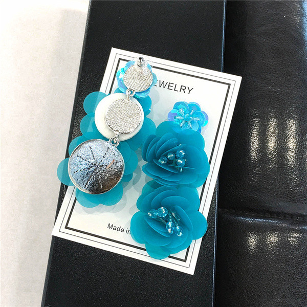 Stílusos női fülbevaló kék színben gyöngyökkel