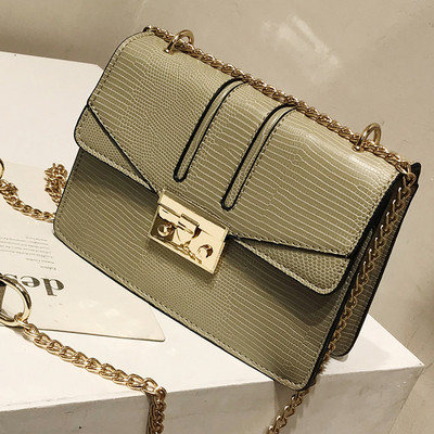 Stílusos női táska fémlánccal, többféle színben