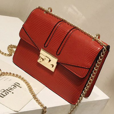 Stílusos női táska fémlánccal, többféle színben