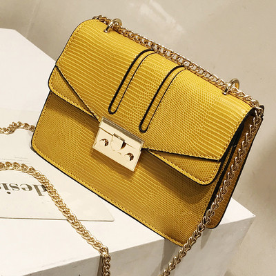 Stílusos női táska fémlánccal, többféle színben