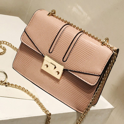 Stílusos női táska fémlánccal, többféle színben