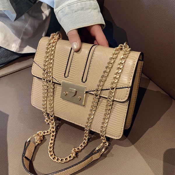 Stílusos női táska fémlánccal, többféle színben