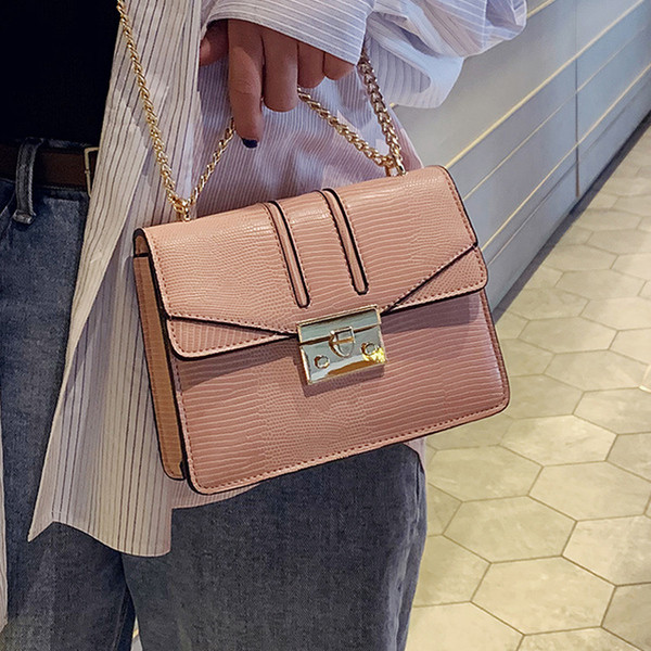 Stílusos női táska fémlánccal, többféle színben