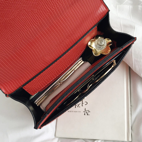 Stílusos női táska fémlánccal, többféle színben