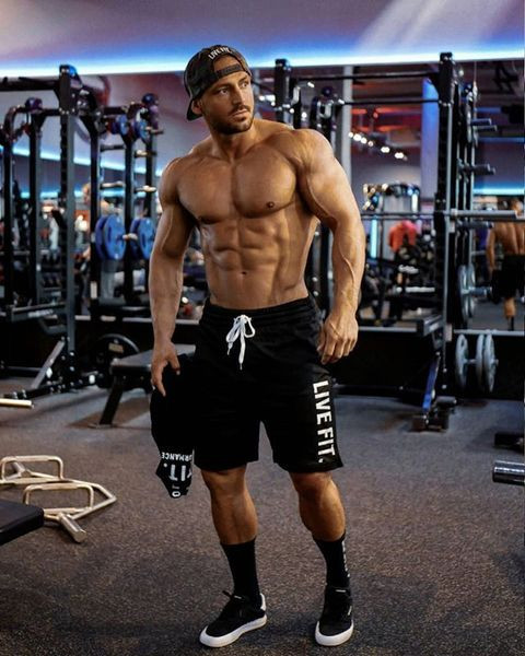 Rövid férfi rövidnadrág fekete színben, felirattal