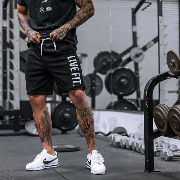 Rövid férfi rövidnadrág fekete színben, felirattal