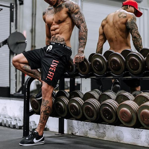 Rövid férfi rövidnadrág fekete színben, felirattal