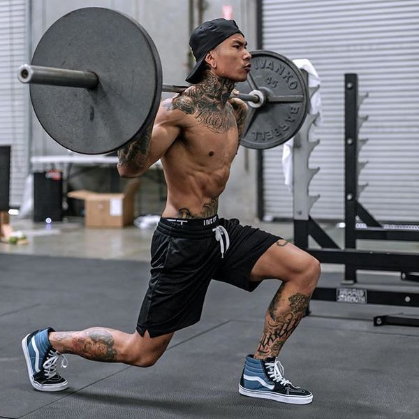 Rövid férfi rövidnadrág fekete színben, felirattal